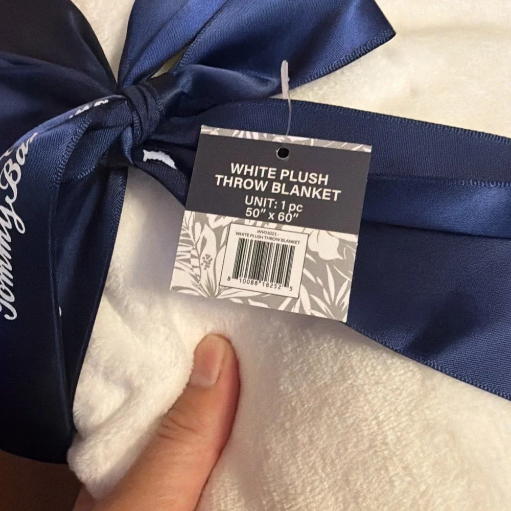 NWT Tommy Bahama Ultra Soft Plush Solid Throw Blanket White with blue trim